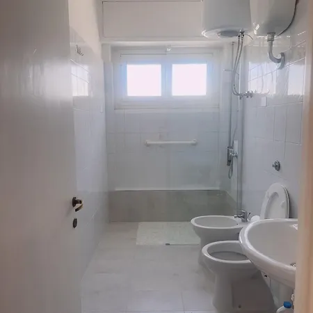 Lisa House Хостел Рим