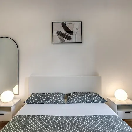 Apartment V E N E R E