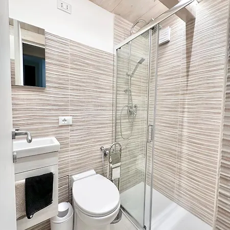 Stanza Con Bagno Privato In Camera In Loft Guest house Rome