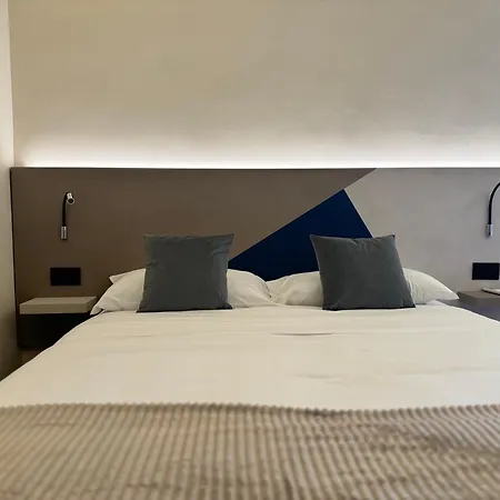 Honeycomb Apartment Rom