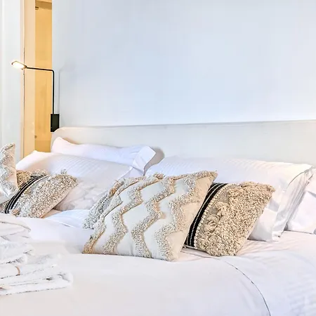 Skylife Art Gallery Loft - Riverfront Art Sanctuary Apartment Rome