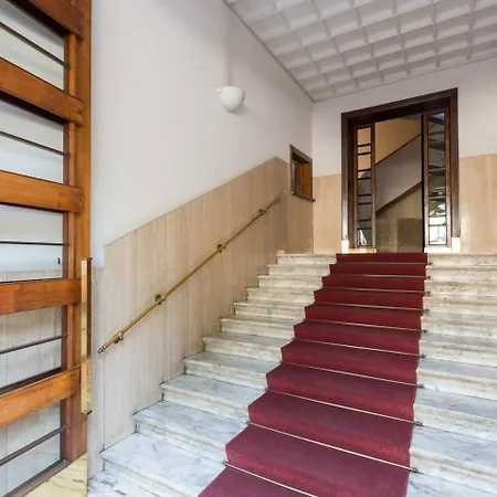 Delightful Penthouse View St Peter Apartment