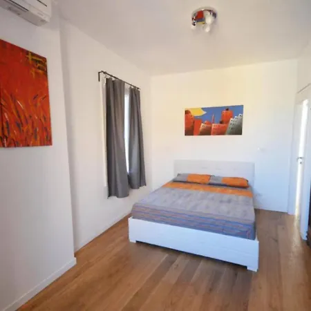 Delightful Penthouse View St Peter Apartment