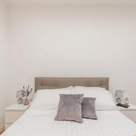 The Rent - Modern One-bedroom In The Cipro Area Apartment