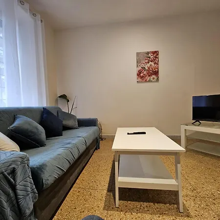 Be Your - Isabella Bright Apartment