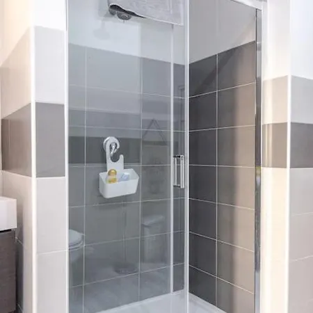 Sweet For 6 People And 2 Bathroom Apartment