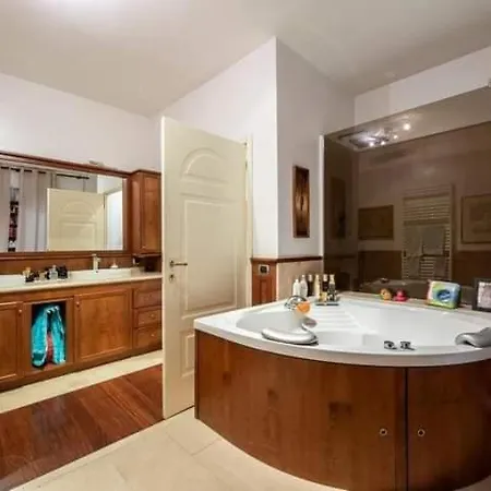 Realty Company Spagna Apartment