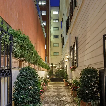 Royal Court Hotel 4*