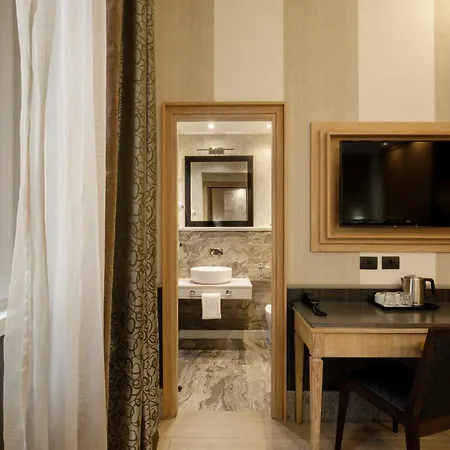 Royal Court Hotel 4*