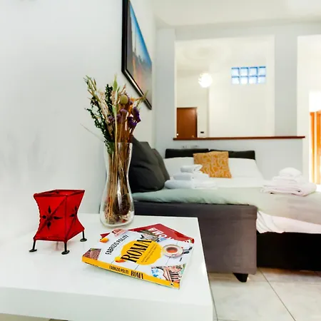 Cozy Trastevere Station Apartment Rome