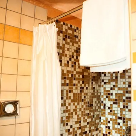 Almes Guest house 2*