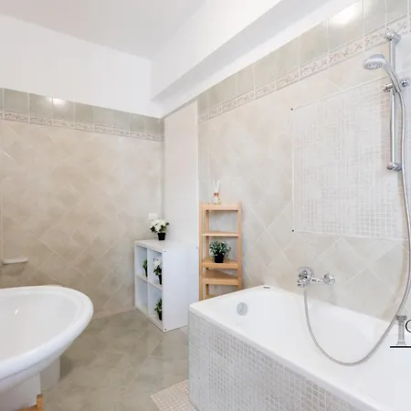 Caput Mundi - 100mt To Metro A, Terrace, A-c, 15 Min To Center Guest house