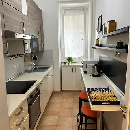 Botticelli 2 Apartment *