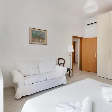 A Casa Di Chiara-comfort Vicino Al Centro Di Apartment