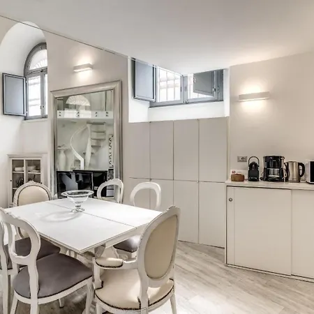Elegant Flat In The Historic Near Colosseum!