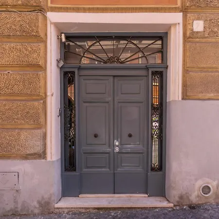 Elegant Flat In The Historic Near Colosseum! Rome