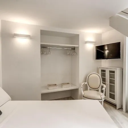 Elegant Flat In The Historic Near Colosseum!