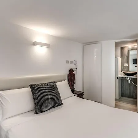 Elegant Flat In The Historic Near Colosseum! Apartment *