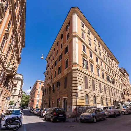 Elegant Flat In The Historic Near Colosseum!