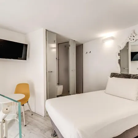 Elegant Flat In The Historic Near Colosseum! Rome