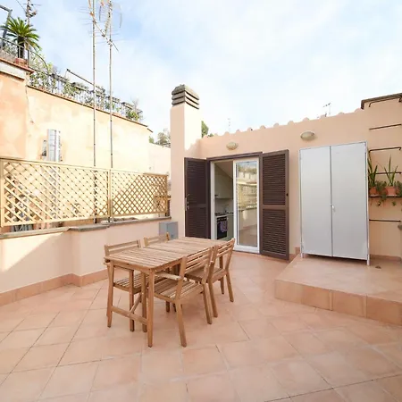 Juan's Trevi Buddyrent Apartment