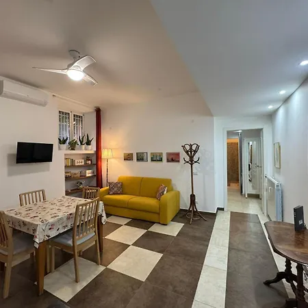 Warm Hideaway In Vibrant Tuscolano
