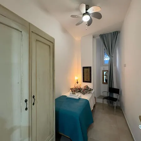 Warm Hideaway In Vibrant Tuscolano *