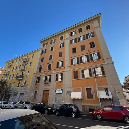 Apartment Warm Hideaway In Vibrant Tuscolano Rome