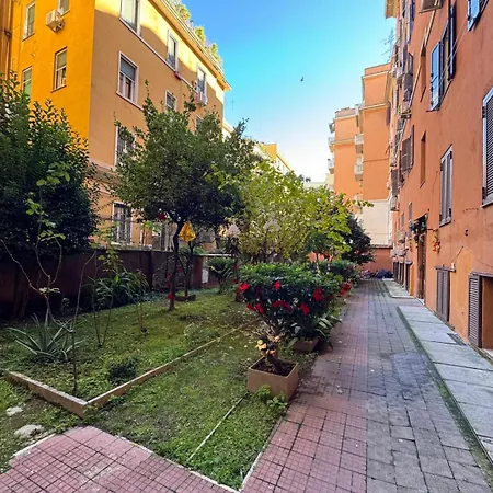 Warm Hideaway In Vibrant Tuscolano *