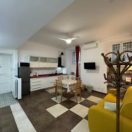 Warm Hideaway In Vibrant Tuscolano Apartment *