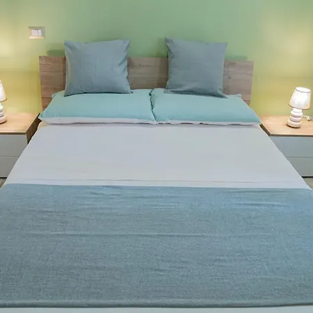 Rhome Garden Apartment *