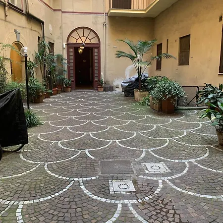 In Historic Palace Apartamento Roma