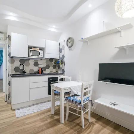 Cozy In Trastevere With Patio - Ac Apartment Rome