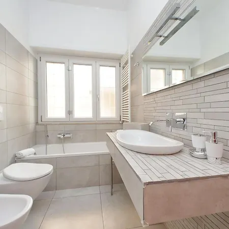 New With Terrace - 150m Metro A *