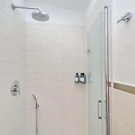 New With Terrace - 150m Metro A Apartment
