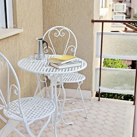 Apartment Graceful Near St Peter Metro 100 Mt
