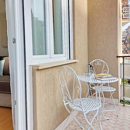 Graceful Near St Peter Metro 100 Mt Apartment *