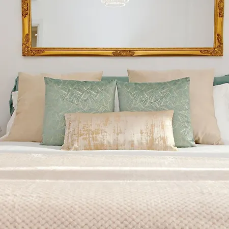 Graceful Near St Peter Metro 100 Mt Apartment *