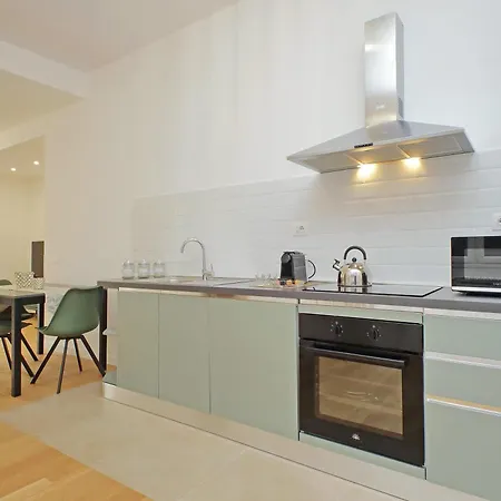 Apartment Graceful Near St Peter Metro 100 Mt
