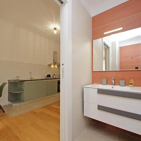 Graceful Near St Peter Metro 100 Mt Apartment *