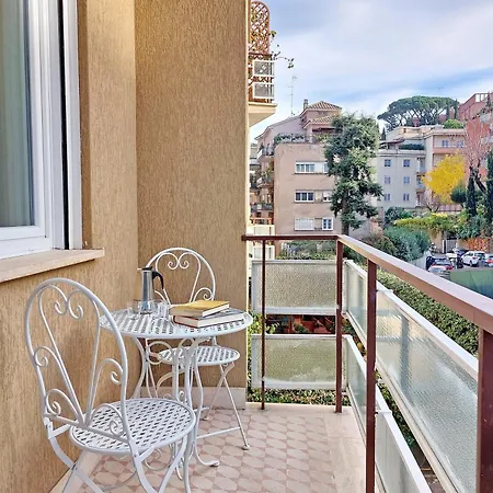 Graceful Near St Peter Metro 100 Mt Apartment