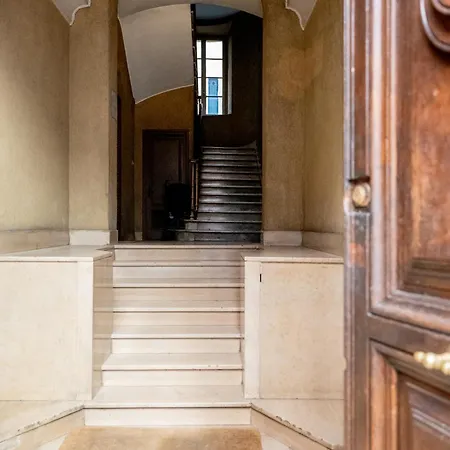 Domus Palestro Apartment