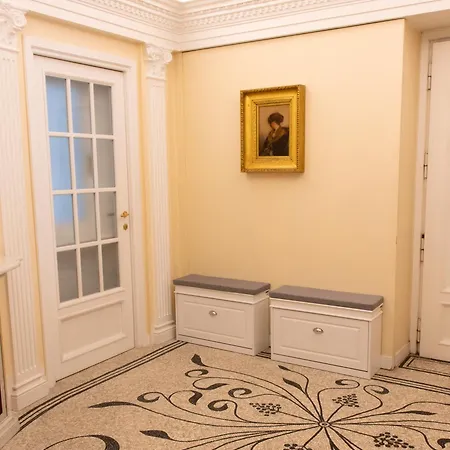 Moon Cove, Borghese Prestige Hideaway Apartment *