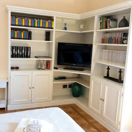 Moon Cove, Borghese Prestige Hideaway Apartment *