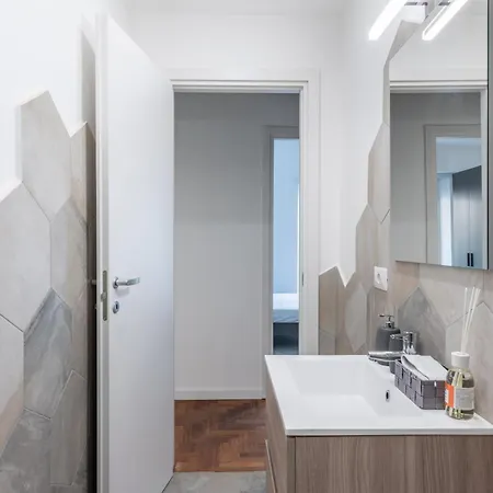Skylife Modern 4-bedroom Trastevere Apartment *