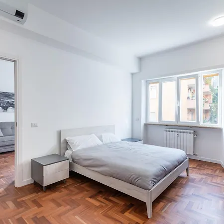 Skylife Modern 4-bedroom Trastevere Apartment