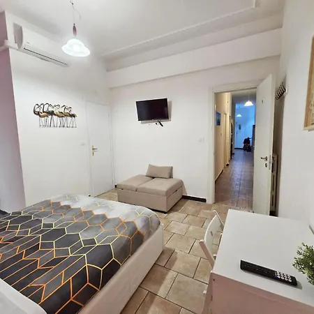 Hosting Flats Guest house *