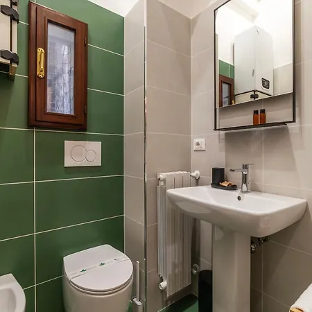 Brand New In The Heart Of Rome-for 5! Apartment