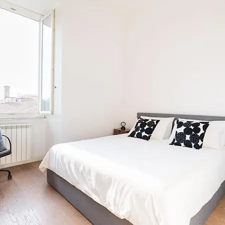 Principe House, Rome, 3 Bedroom 2 Bath, Elegant Full Of Light Apartment