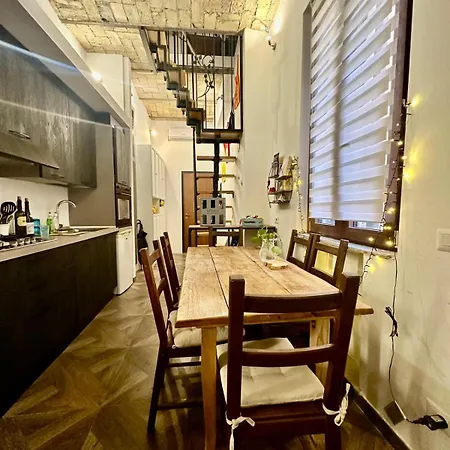 Versailles Deluxe Homestay